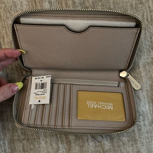 Michael Kors wallet - Picture 2 of 2